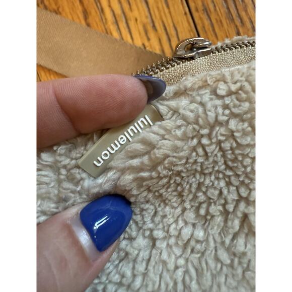 Lululemon Everywhere Belt Bag One Size Beige Fleece Sherpa Crossbody Sling Zip - Picture 7 of 9